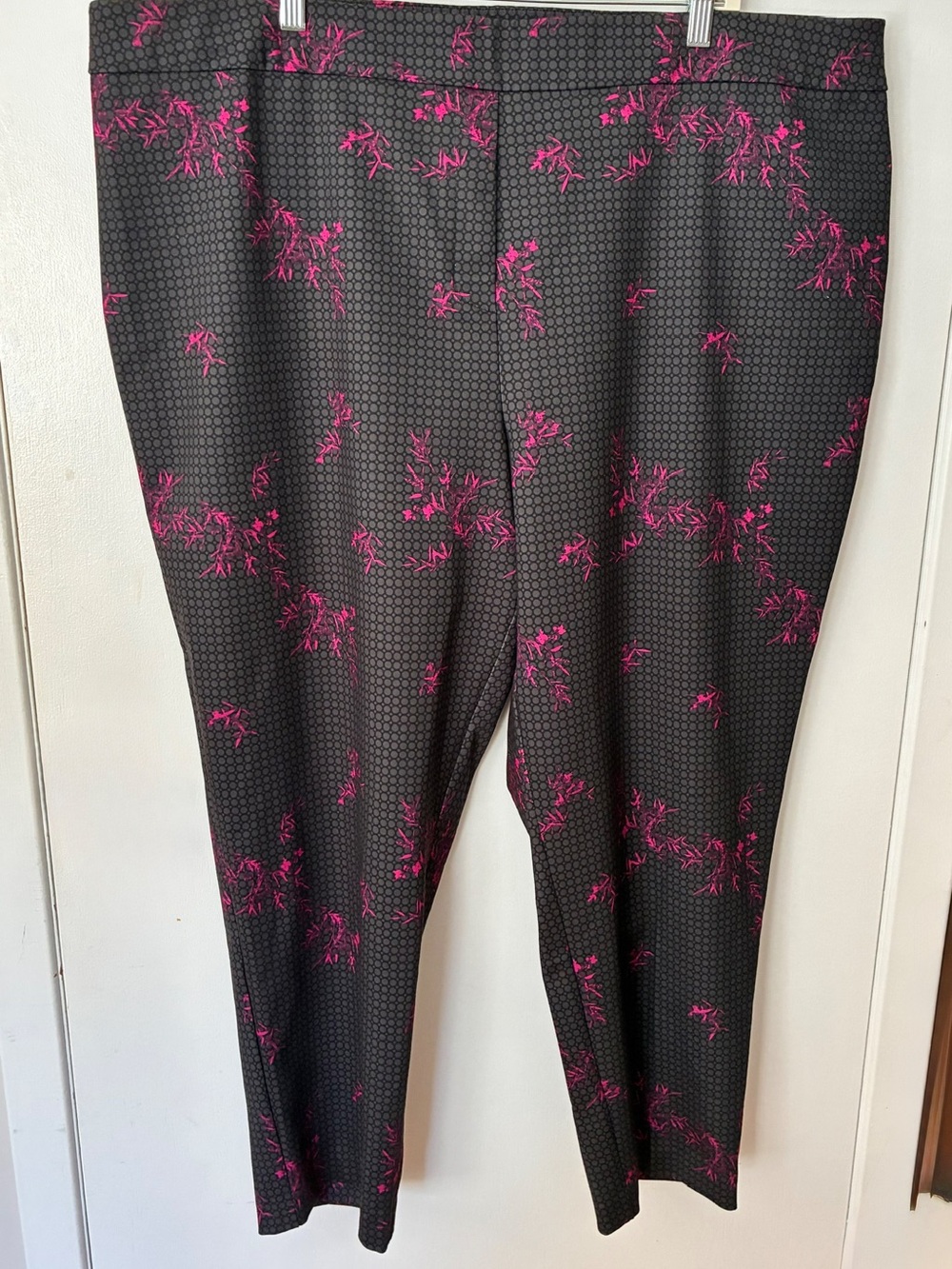 256 NWT PENNINGTONS Women's Black Floral Print Slim Pants - Pink Accent